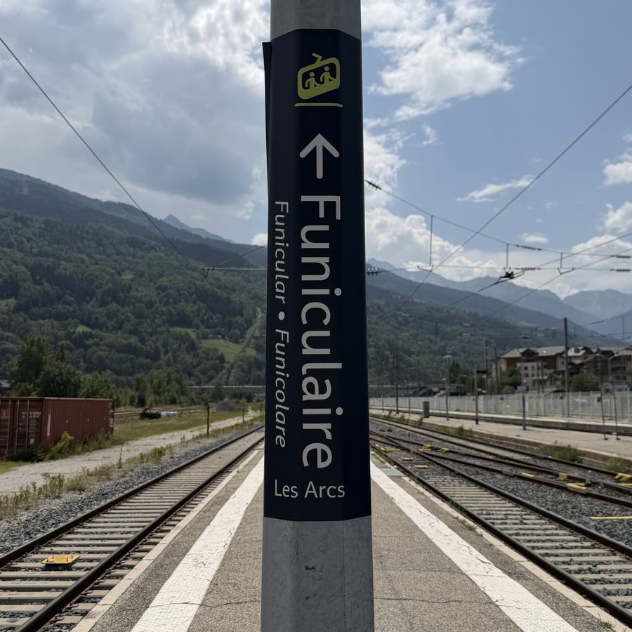 Panneau du funiculaire des Arcs sur le quai de la gare de Bourg-Saint-Maurice