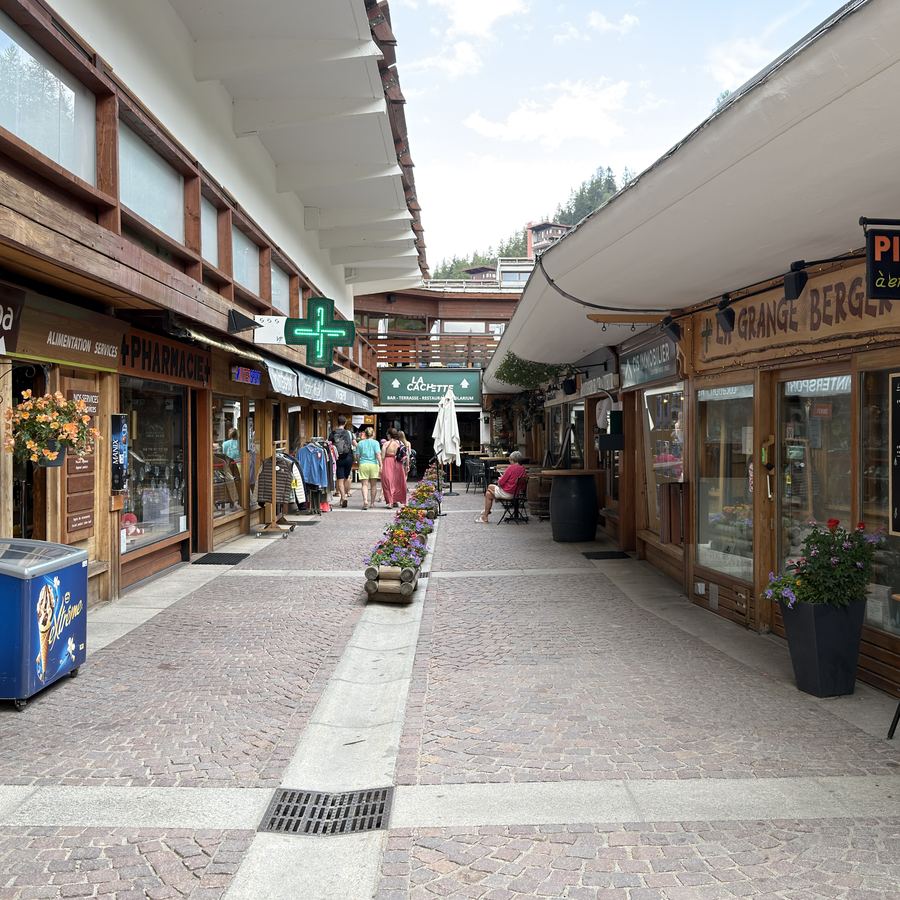 Galerie commerçante couverte d'Arc 1600 et ses boutiques