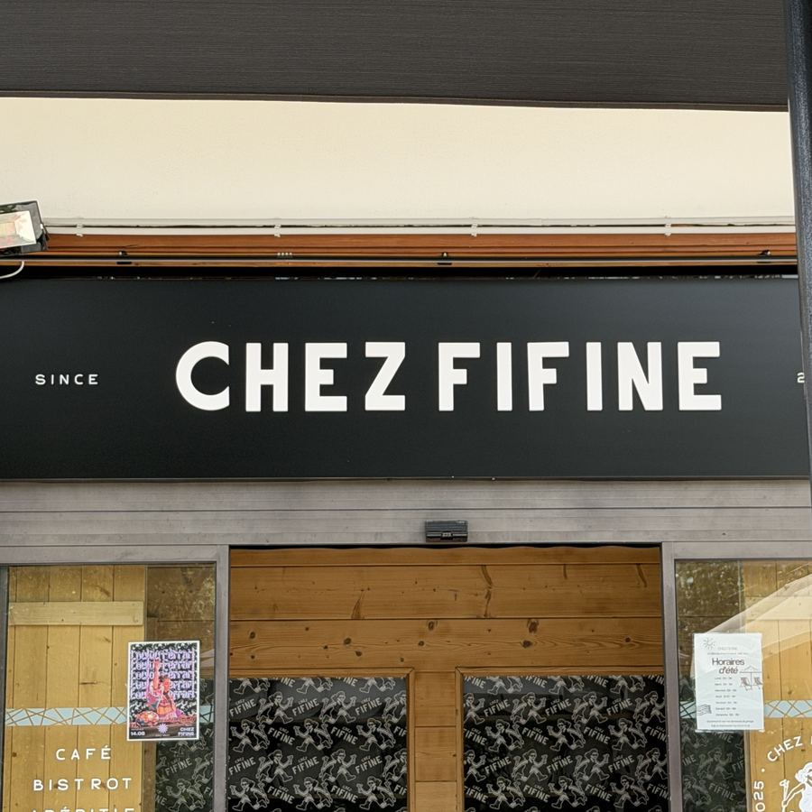 Façade et enseigne du restaurant Chez Fifine à Arc 1600