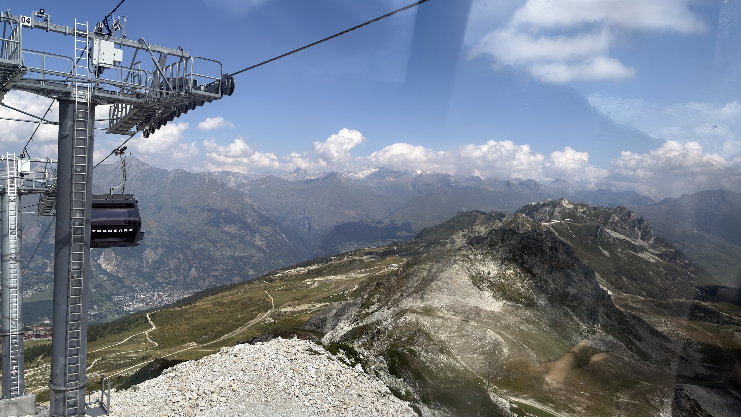 Télésiège de l'Arcabulle survolant les crêtes rocheuses au-dessus d'Arc 2000