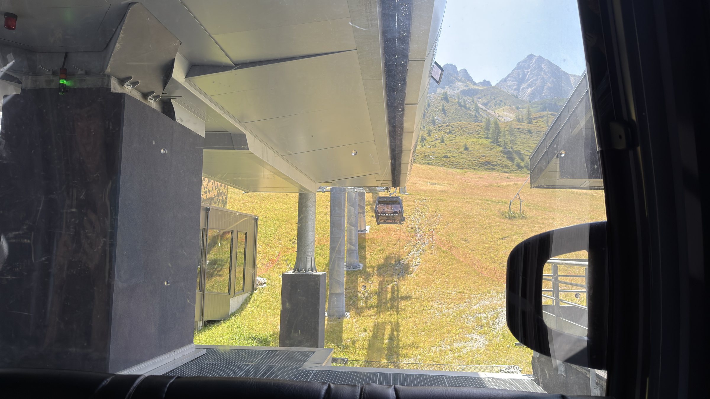 Vue depuis la cabine du Transarc sur les alpages et les pistes redevenues prairies