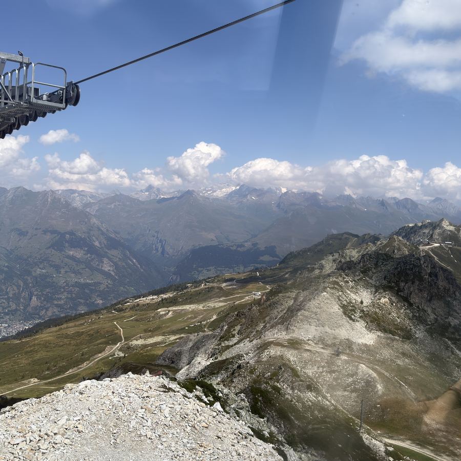 Télésiège de l'Arcabulle au-dessus des crêtes en montant au col de la Chal