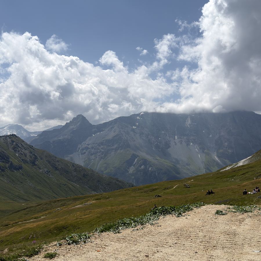 Plateau du col de la Chal et sommets sous un ciel de nuages