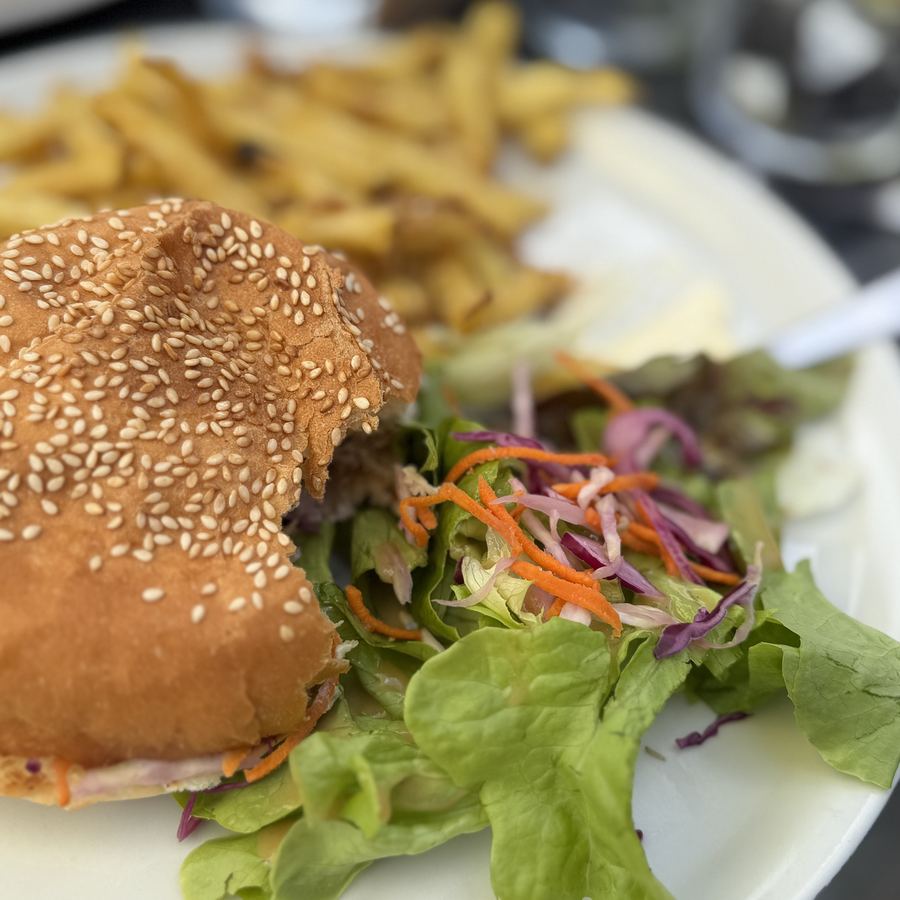 Burger frites servi au Spot, au sommet du col de la Chal