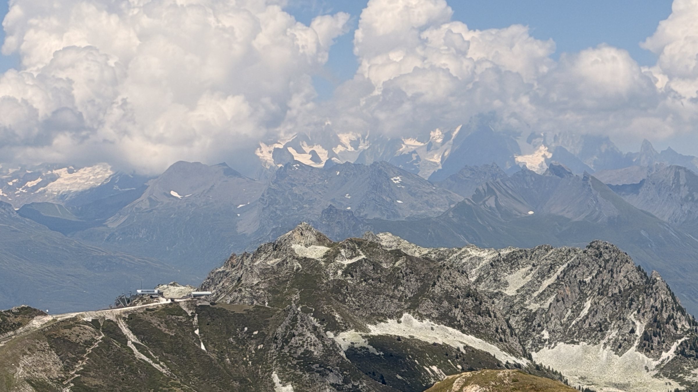 Crêtes rocheuses et sommets enneigés vus depuis le col de la Chal