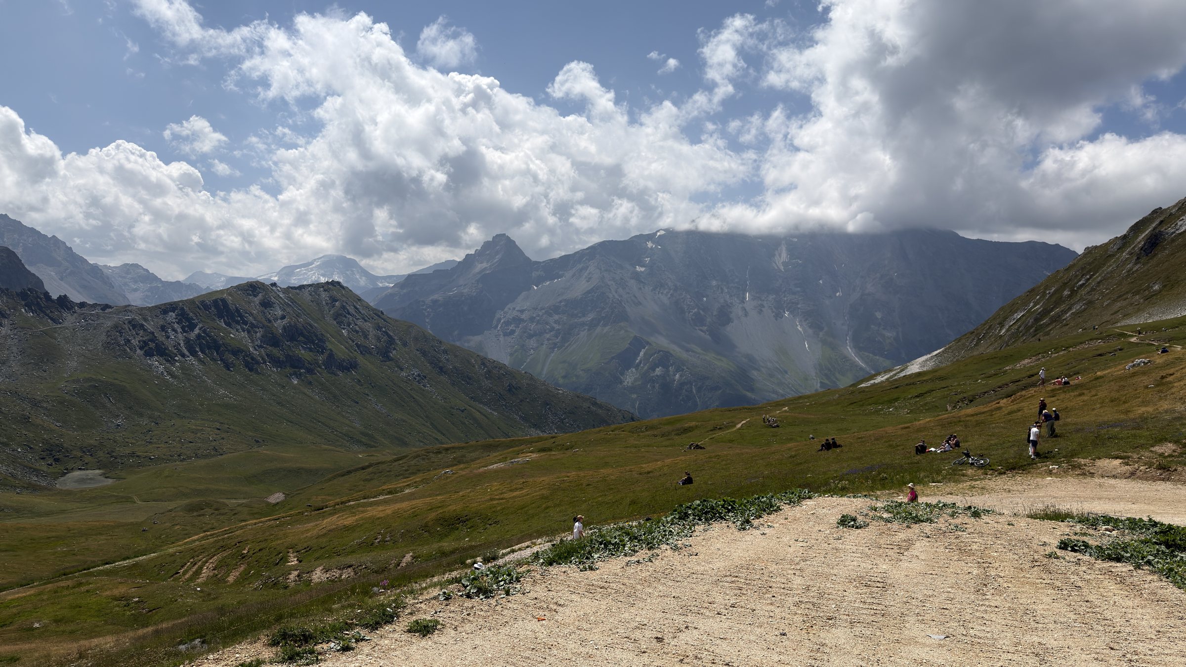 Sentier traversant le plateau du col de la Chal, alpages et crêtes sous les cumulus