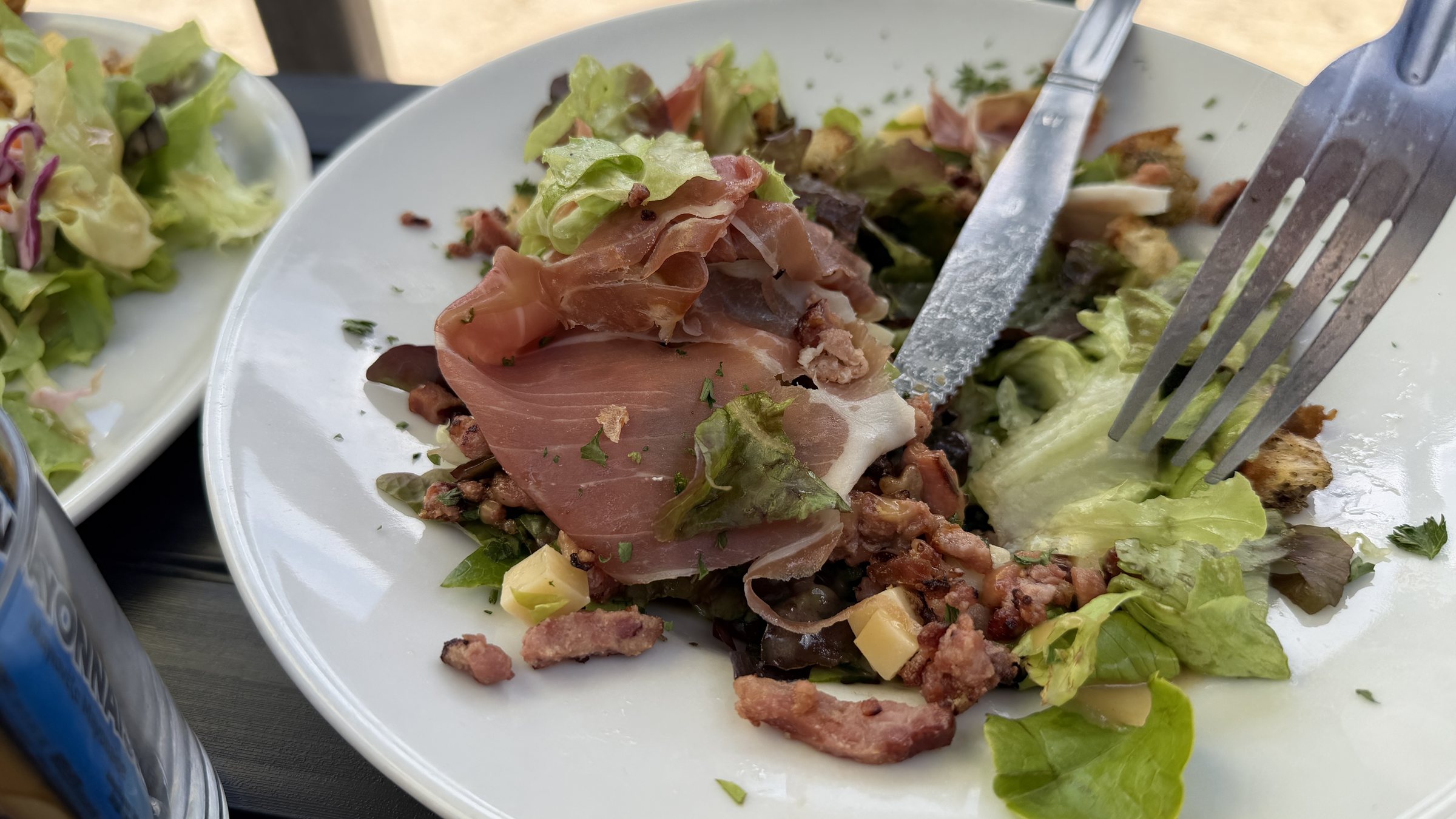 Salade savoyarde au jambon cru et aux lardons, servie en terrasse d'altitude