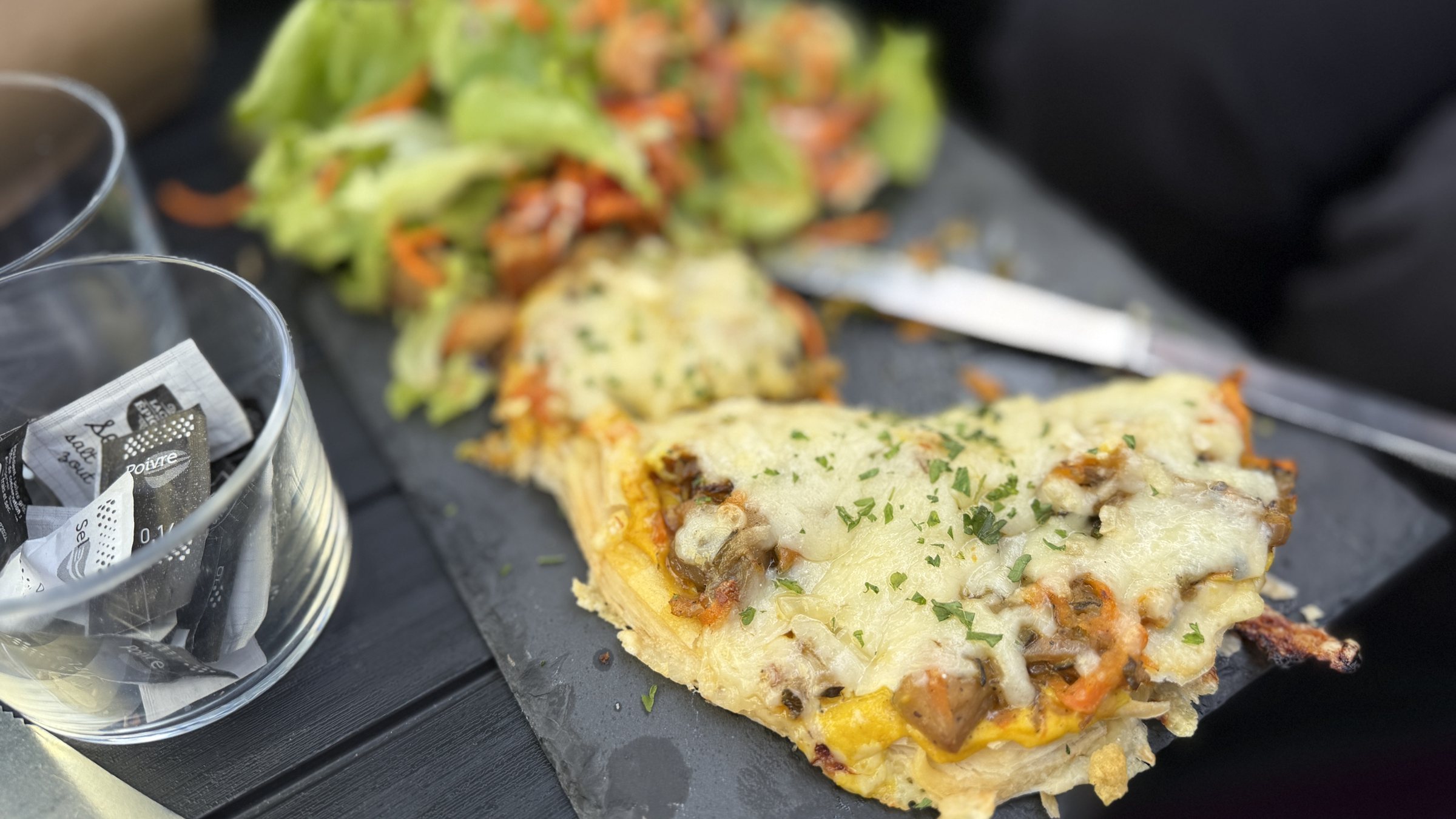 Tarte fine au beaufort servie sur ardoise avec salade composée