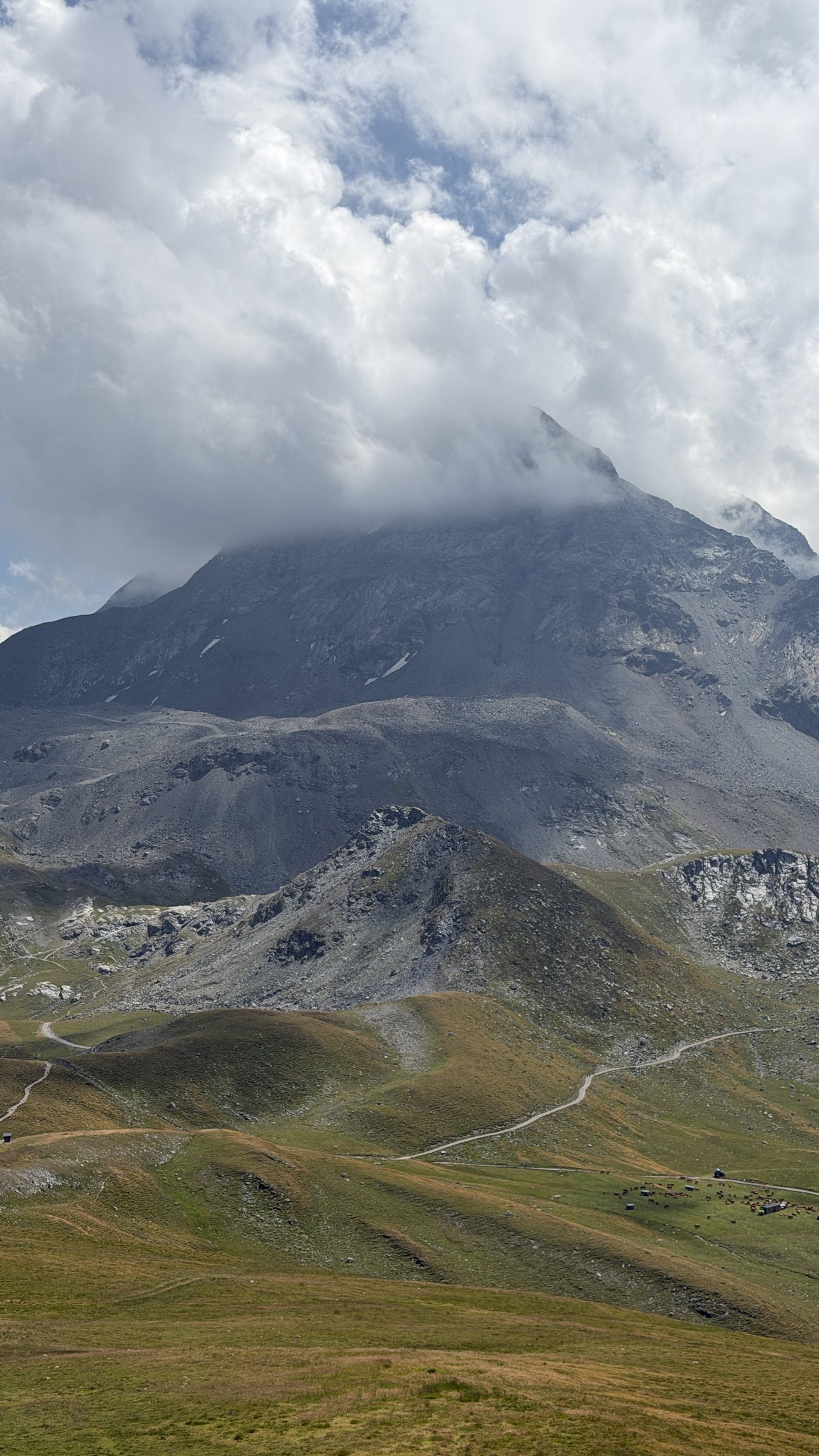 Vue plongeante sur le vallon depuis le col de la Chal