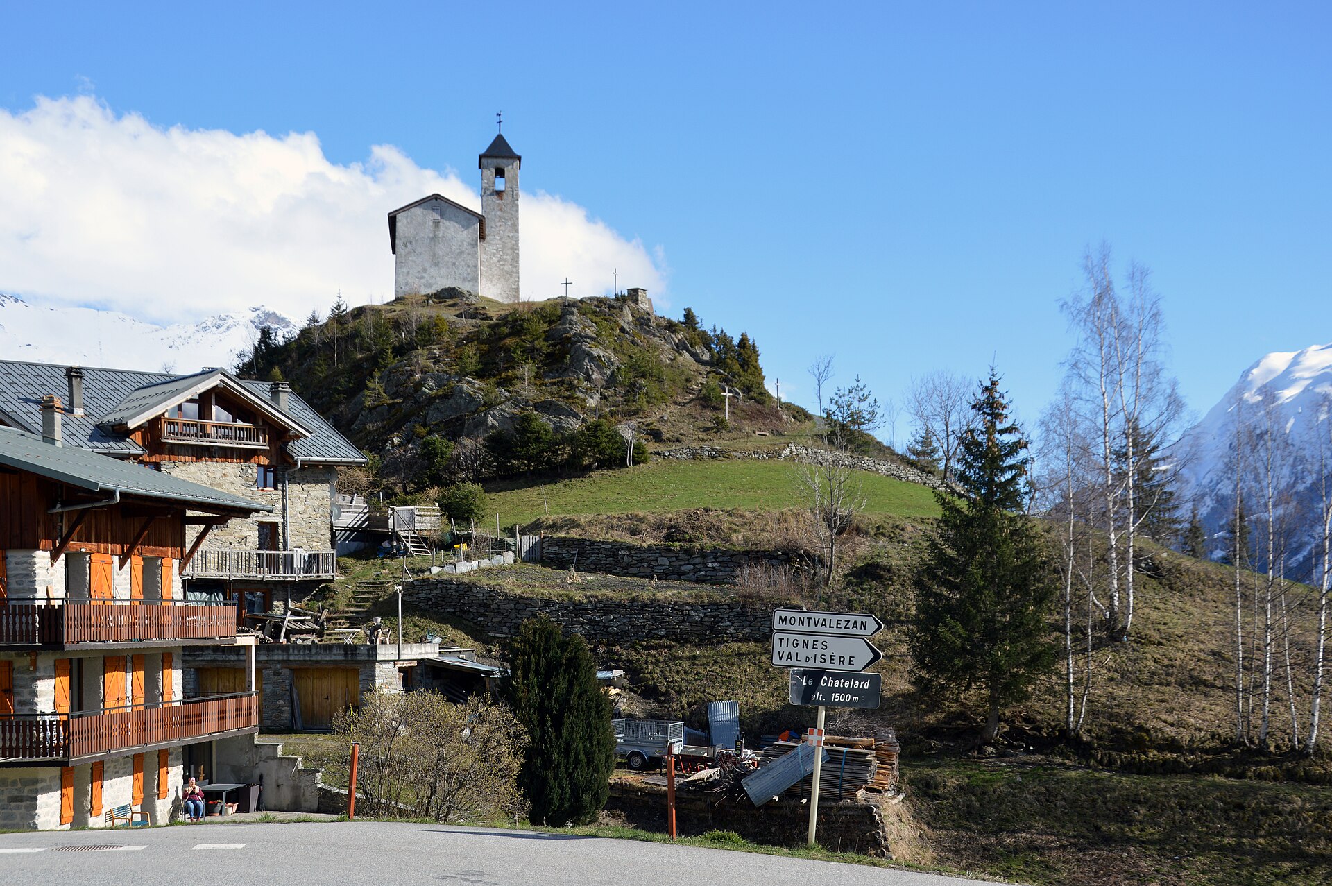 La chapelle Saint-Michel du Châtelard sur son promontoire rocheux, à Montvalezan