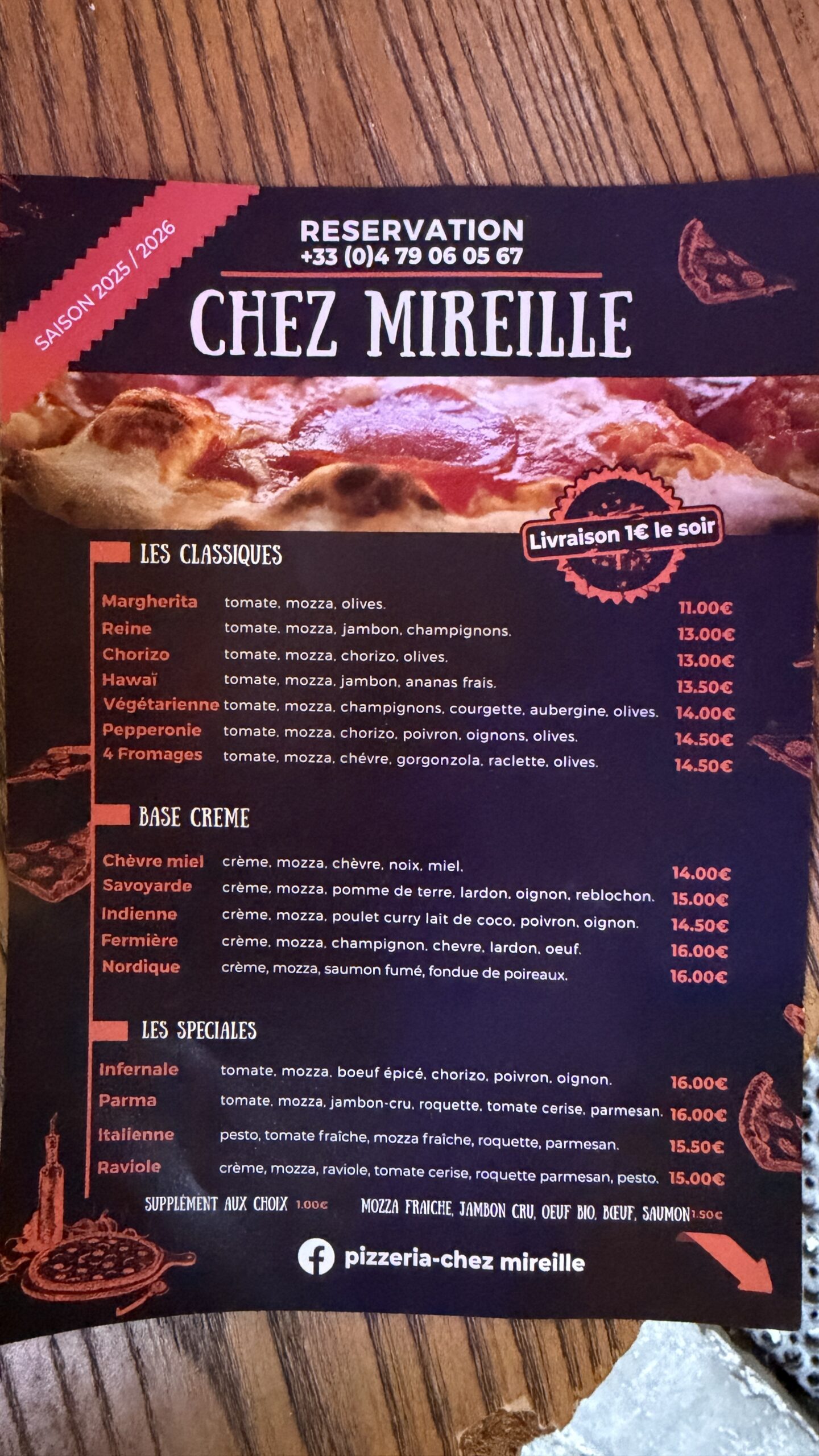 Carte de la pizzeria Chez Mireille : pizzas classiques, base crème et spéciales, saison 2025-2026