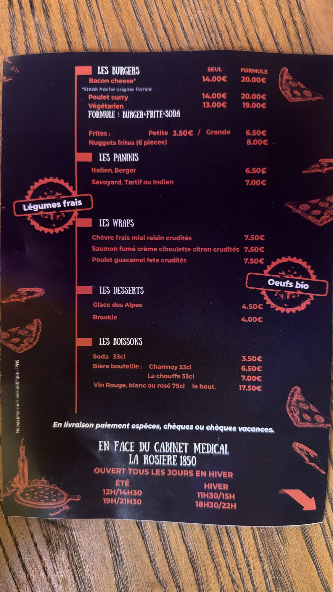 Verso de la carte Chez Mireille : burgers, paninis, wraps, desserts, boissons et horaires été et hiver