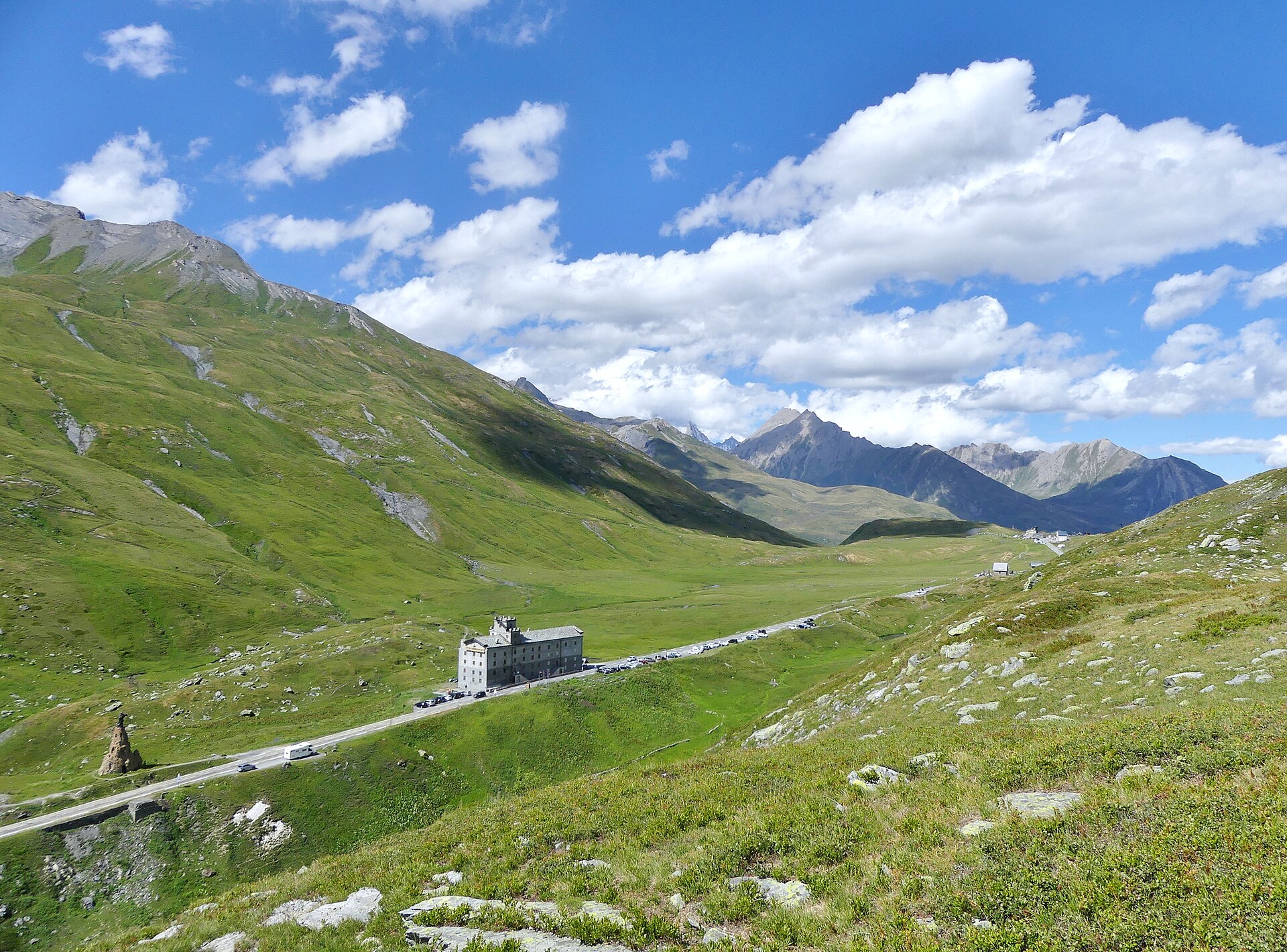 L'hospice du col du Petit-Saint-Bernard en été, le long de la route du col