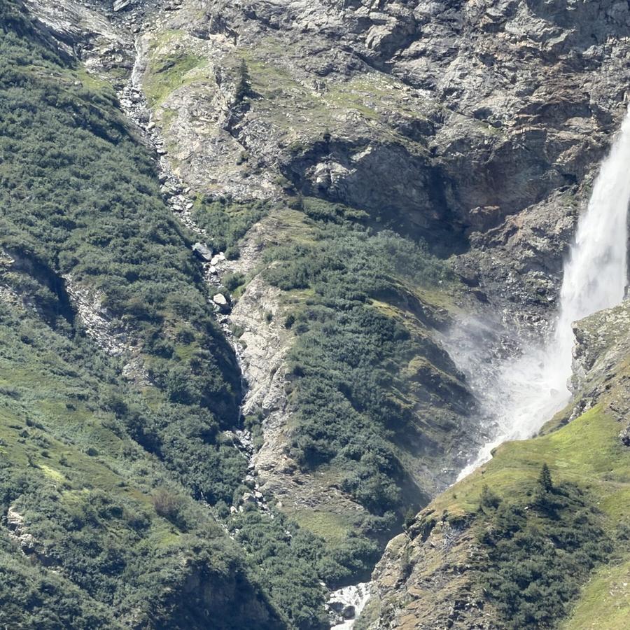 Cascade descendant un couloir rocheux du vallon du Monal