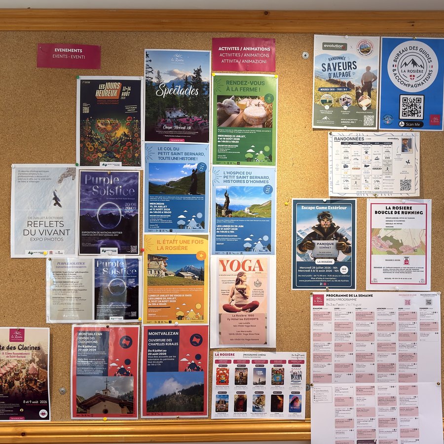 Panneau d'affichage en liège de l'office de tourisme de La Rosière, couvert d'affiches d'événements, de programmes et d'informations pratiques