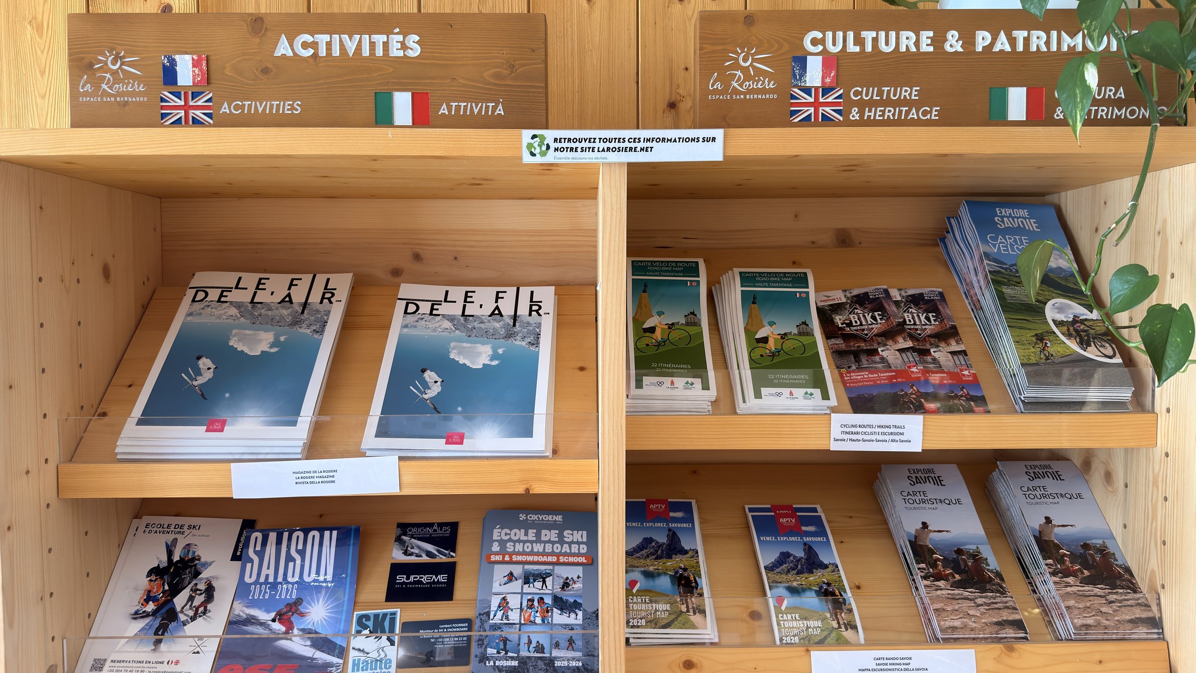 Présentoirs de documentation trilingue à l'office de tourisme de La Rosière, sections Activités et Culture & Patrimoine
