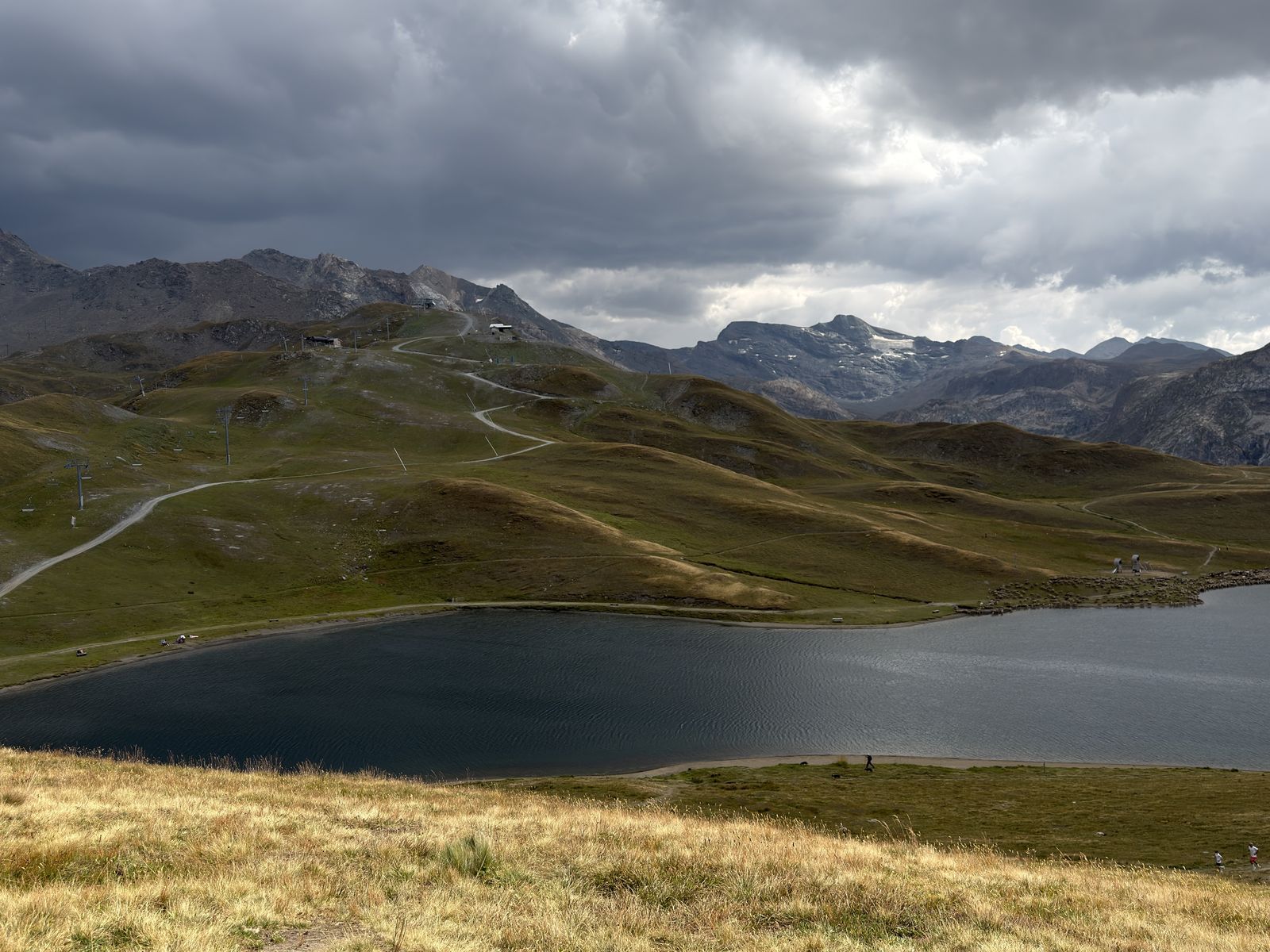 Le lac de l'Ouillette sur le plateau de Solaise, sous un ciel d'orage, à Val d'Isère
