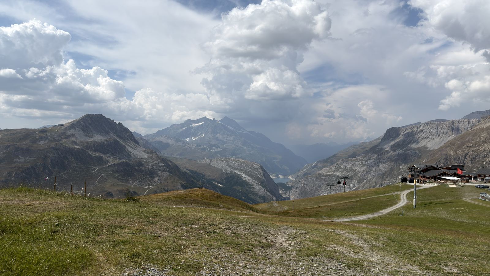 Panorama depuis le plateau de Solaise vers la vallée et le lac du Chevril au loin