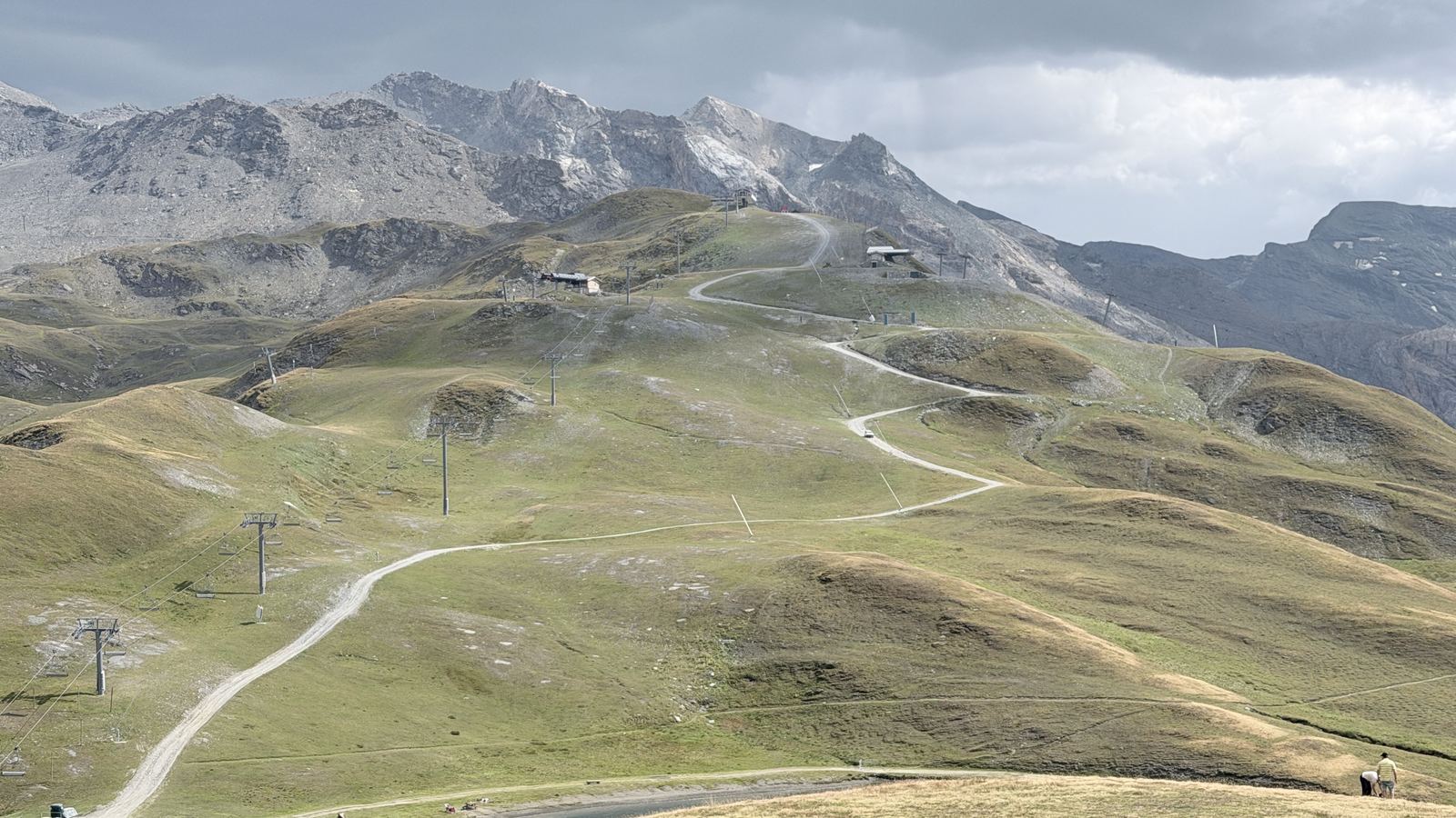 Le plateau de Solaise en août : pistes en herbe, pylônes et télésièges à l'arrêt