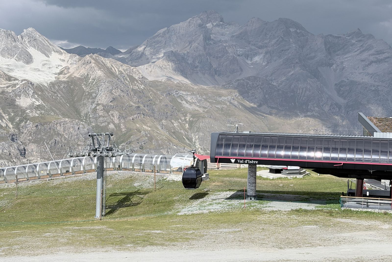 Gare d'arrivée de la télécabine de Solaise en été, sous les sommets de la Vanoise